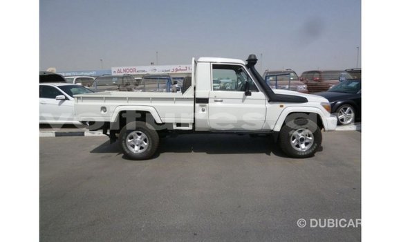 Acheter Import Voiture Toyota Land Cruiser Blanc à Import - Dubai, Estuaire Acheter Import Voiture Toyota Land Cruiser Blanc à Import - Dubai, Estuaire