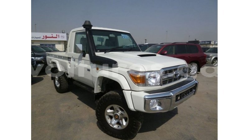 Big with watermark toyota land cruiser estuaire import dubai 5927