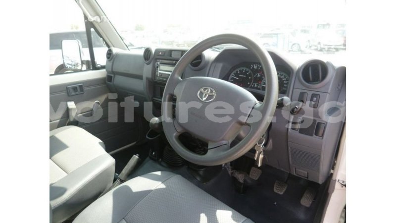 Big with watermark toyota land cruiser estuary import dubai 5927