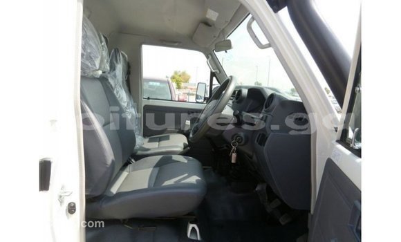 Sayi Imported Toyota Land Cruiser White Mota in Import - Dubai a estuary Sayi Imported Toyota Land Cruiser White Mota in Import - Dubai a estuary