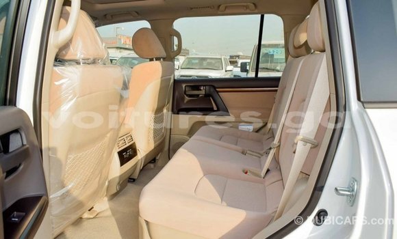 Acheter Import Voiture Toyota Land Cruiser Blanc à Import - Dubai, Estuaire Acheter Import Voiture Toyota Land Cruiser Blanc à Import - Dubai, Estuaire