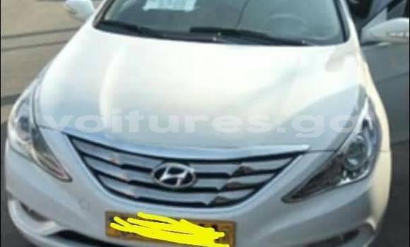 Sayi Na hannu Hyundai Sonata White Mota in Libreville a estuary Sayi Na hannu Hyundai Sonata White Mota in Libreville a estuary