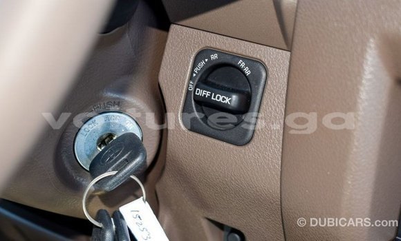Acheter Import Voiture Toyota Land Cruiser Beige à Import - Dubai, Estuaire Acheter Import Voiture Toyota Land Cruiser Beige à Import - Dubai, Estuaire