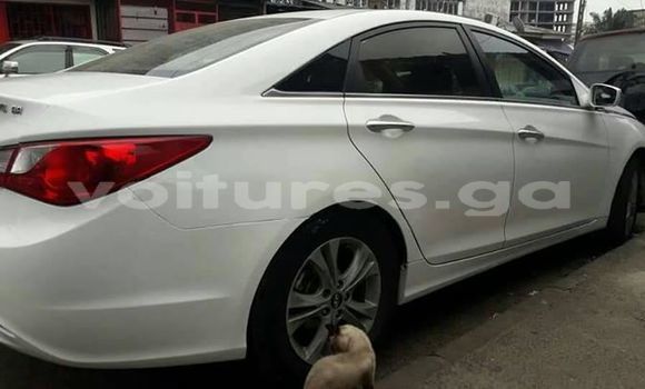 Sayi Na hannu Hyundai Sonata White Mota in Libreville a estuary Sayi Na hannu Hyundai Sonata White Mota in Libreville a estuary