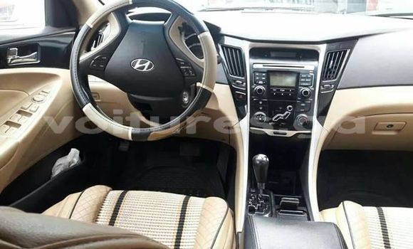 Sayi Na hannu Hyundai Sonata White Mota in Libreville a estuary Sayi Na hannu Hyundai Sonata White Mota in Libreville a estuary