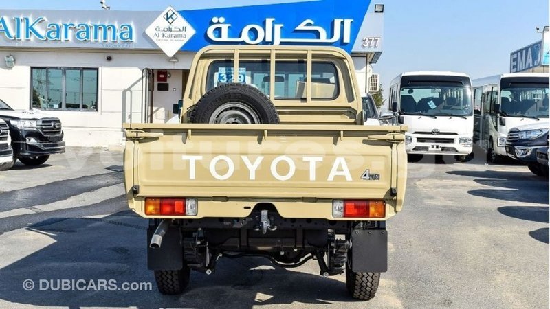 Big with watermark toyota land cruiser estuaire import dubai 5934