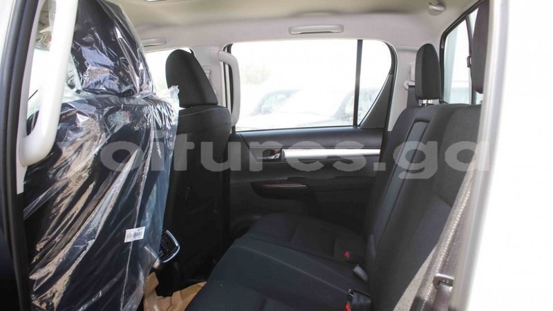 Big with watermark toyota hilux estuaire import dubai 5941
