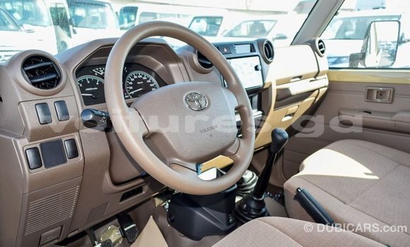 Acheter Import Voiture Toyota Land Cruiser Beige à Import - Dubai, Estuaire Acheter Import Voiture Toyota Land Cruiser Beige à Import - Dubai, Estuaire