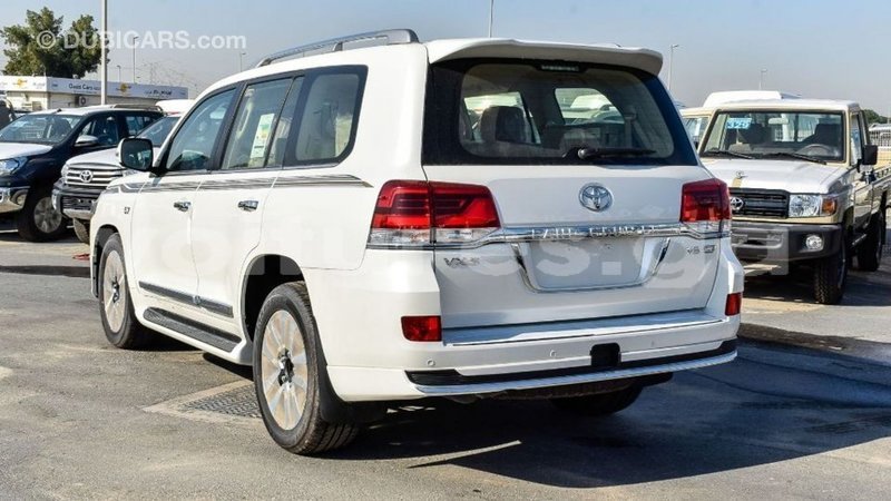 Big with watermark toyota land cruiser estuary import dubai 5947