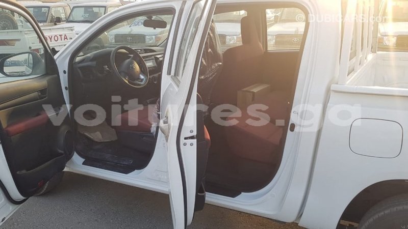 Big with watermark toyota hilux estuaire import dubai 5950