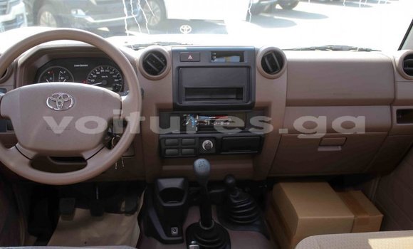 Acheter Import Voiture Toyota Land Cruiser Beige à Import - Dubai, Estuaire Acheter Import Voiture Toyota Land Cruiser Beige à Import - Dubai, Estuaire