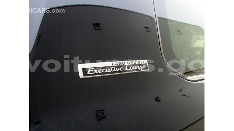 Big with watermark toyota land cruiser estuaire import dubai 5958