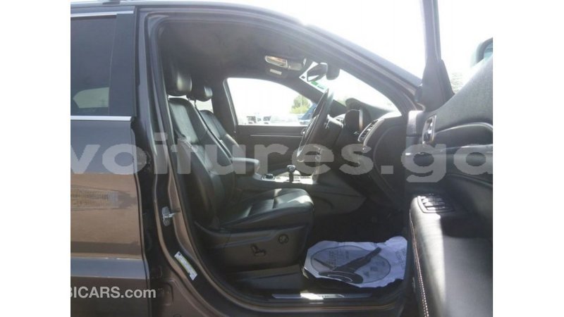 Big with watermark jeep grand cherokee estuaire import dubai 5959