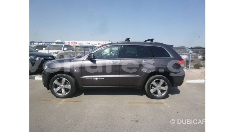 Big with watermark jeep grand cherokee estuaire import dubai 5959