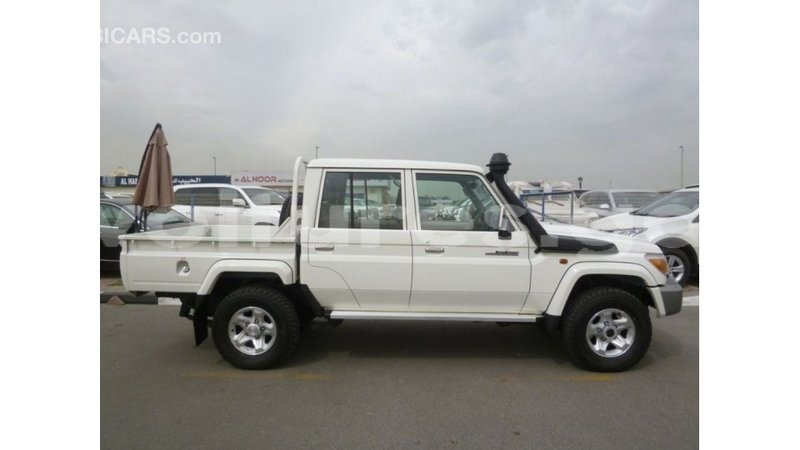 Big with watermark toyota land cruiser estuaire import dubai 5965