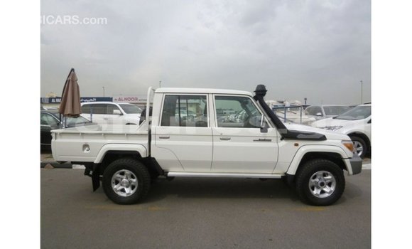 Acheter Import Voiture Toyota Land Cruiser Blanc à Import - Dubai, Estuaire Acheter Import Voiture Toyota Land Cruiser Blanc à Import - Dubai, Estuaire