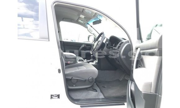 Buy Import Toyota Land Cruiser White Car in Import - Dubai in Estuary Buy Import Toyota Land Cruiser White Car in Import - Dubai in Estuary