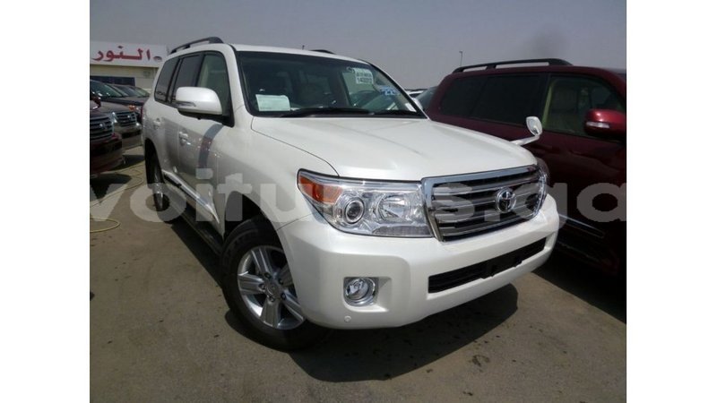 Big with watermark toyota land cruiser estuaire import dubai 5972