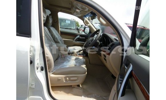 Buy Import Toyota Land Cruiser White Car in Import - Dubai in Estuary Buy Import Toyota Land Cruiser White Car in Import - Dubai in Estuary