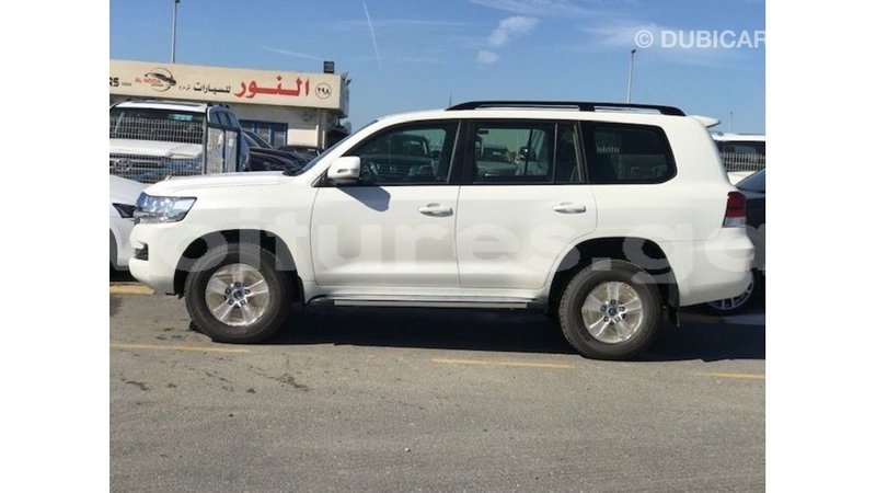 Big with watermark toyota land cruiser estuaire import dubai 5974