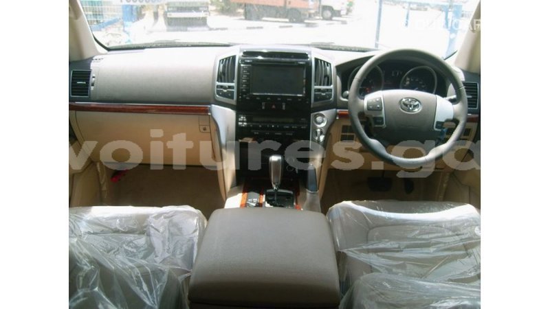 Big with watermark toyota land cruiser estuaire import dubai 5981