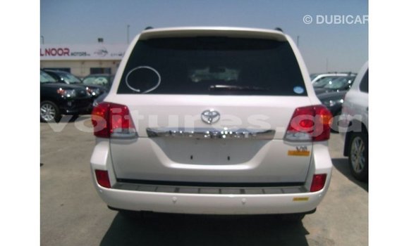 Acheter Import Voiture Toyota Land Cruiser Blanc à Import - Dubai, Estuaire Acheter Import Voiture Toyota Land Cruiser Blanc à Import - Dubai, Estuaire