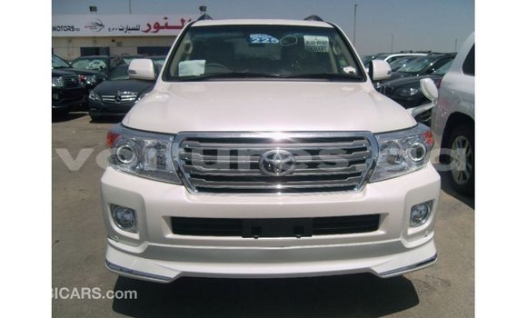 Acheter Import Voiture Toyota Land Cruiser Blanc à Import - Dubai, Estuaire Acheter Import Voiture Toyota Land Cruiser Blanc à Import - Dubai, Estuaire