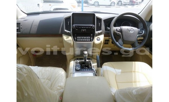 Sayi Imported Toyota Land Cruiser White Mota in Import - Dubai a estuary Sayi Imported Toyota Land Cruiser White Mota in Import - Dubai a estuary
