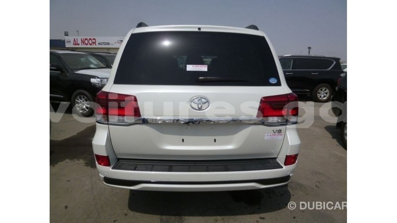 Big with watermark toyota land cruiser estuaire import dubai 5982