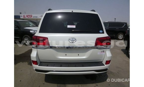 Sayi Imported Toyota Land Cruiser White Mota in Import - Dubai a estuary Sayi Imported Toyota Land Cruiser White Mota in Import - Dubai a estuary