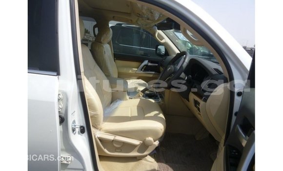 Sayi Imported Toyota Land Cruiser White Mota in Import - Dubai a estuary Sayi Imported Toyota Land Cruiser White Mota in Import - Dubai a estuary