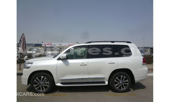 Sayi Imported Toyota Land Cruiser White Mota in Import - Dubai a estuary Sayi Imported Toyota Land Cruiser White Mota in Import - Dubai a estuary