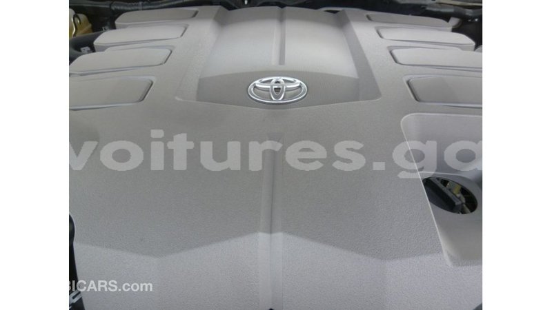 Big with watermark toyota land cruiser estuaire import dubai 5982