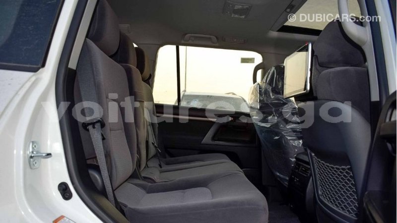 Big with watermark toyota land cruiser estuaire import dubai 5985