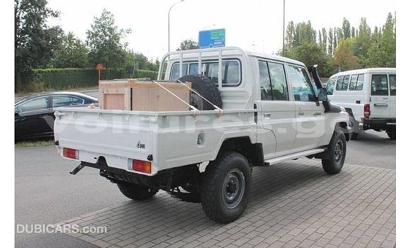 Acheter Import Voiture Toyota Land Cruiser Blanc à Import - Dubai, Estuaire Acheter Import Voiture Toyota Land Cruiser Blanc à Import - Dubai, Estuaire