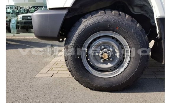 Sayi Imported Toyota Land Cruiser White Mota in Import - Dubai a estuary Sayi Imported Toyota Land Cruiser White Mota in Import - Dubai a estuary