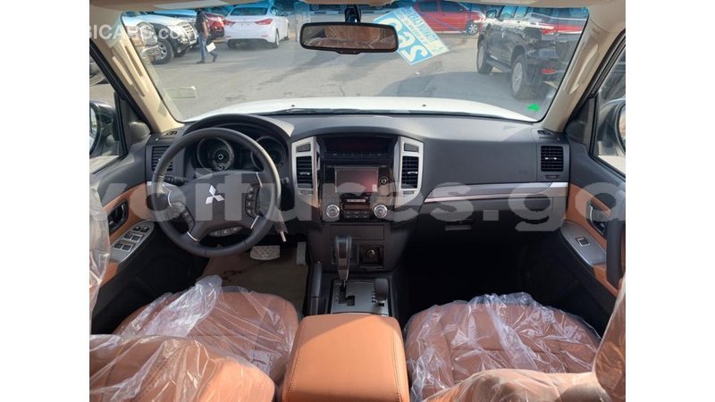 Big with watermark mitsubishi pajero estuaire import dubai 6007