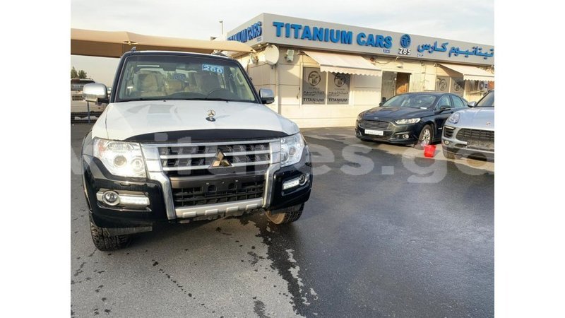 Big with watermark mitsubishi pajero estuaire import dubai 6008