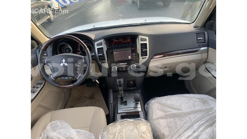 Big with watermark mitsubishi pajero estuaire import dubai 6008