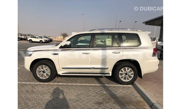 Sayi Imported Toyota Land Cruiser White Mota in Import - Dubai a estuary Sayi Imported Toyota Land Cruiser White Mota in Import - Dubai a estuary