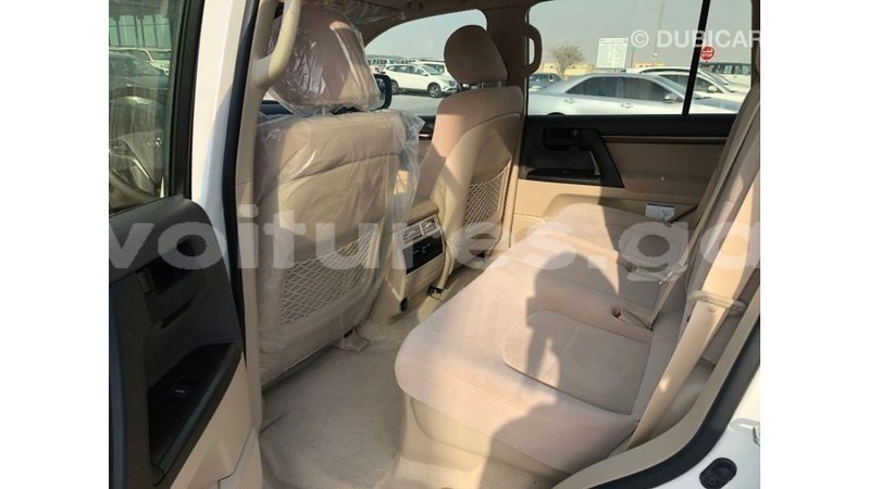 Big with watermark toyota land cruiser estuaire import dubai 6009