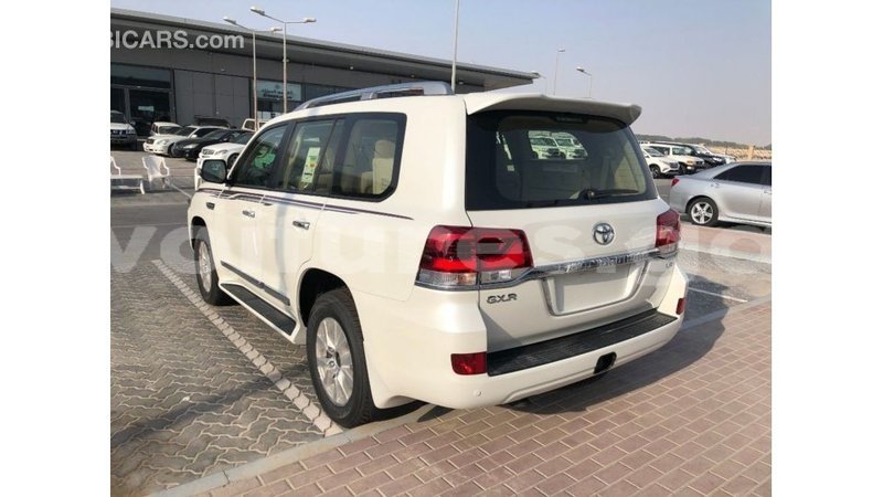 Big with watermark toyota land cruiser estuaire import dubai 6009