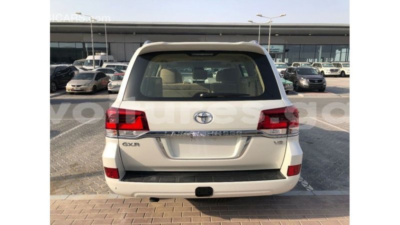 Big with watermark toyota land cruiser estuaire import dubai 6009