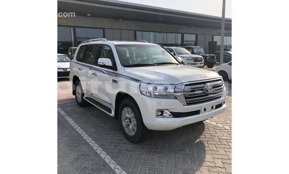 Sayi Imported Toyota Land Cruiser White Mota in Import - Dubai a estuary Sayi Imported Toyota Land Cruiser White Mota in Import - Dubai a estuary