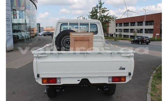 Sayi Imported Toyota Land Cruiser White Mota in Import - Dubai a estuary Sayi Imported Toyota Land Cruiser White Mota in Import - Dubai a estuary