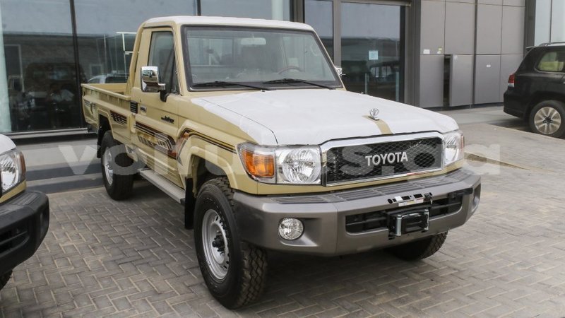 Big with watermark toyota land cruiser estuaire import dubai 6026