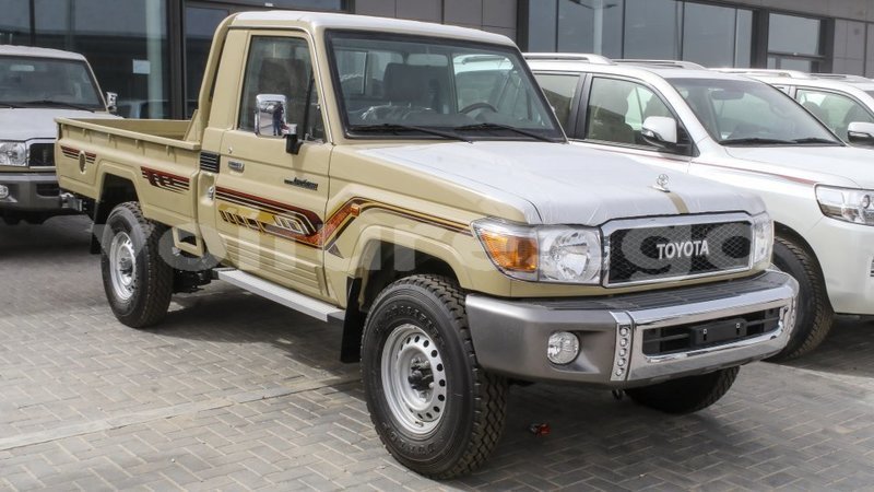 Big with watermark toyota land cruiser estuaire import dubai 6027