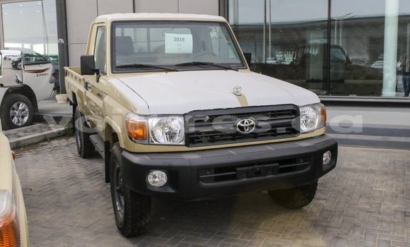 Acheter Import Voiture Toyota Land Cruiser Beige à Import - Dubai, Estuaire Acheter Import Voiture Toyota Land Cruiser Beige à Import - Dubai, Estuaire