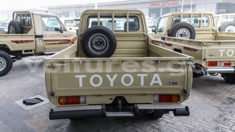 Big with watermark toyota land cruiser estuaire import dubai 6028