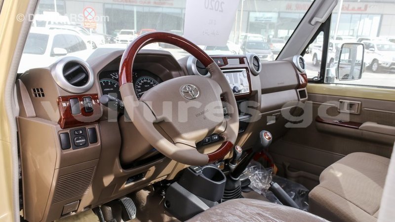 Big with watermark toyota land cruiser estuaire import dubai 6029